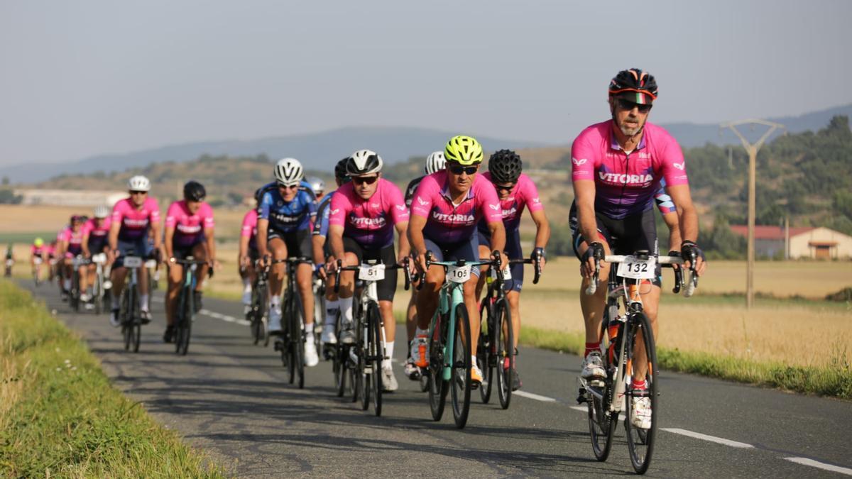 Cientos de ciclistas 'amateur' volverán a lanzarse a las carreteras de álava el 24 de junio