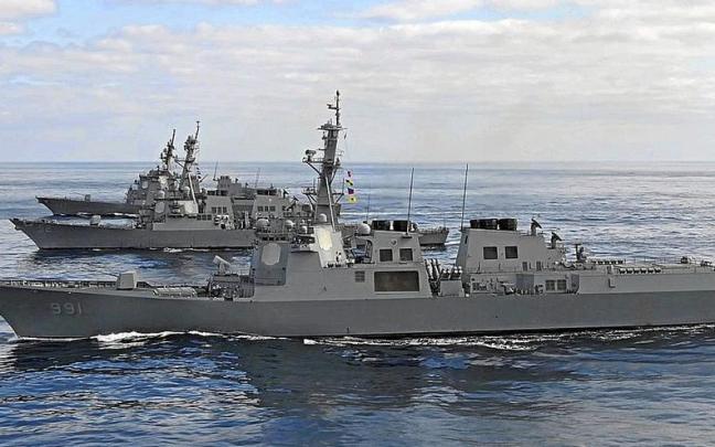 En la imagen, los buques participantes en las maniobras conjuntas de Japón, EEUU y Corea del Sur. | FOTO: EFE