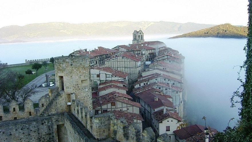 La villa, emergiendo entre la niebla. 22