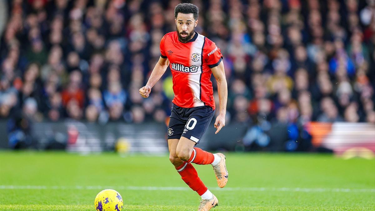El futbolista Andros Townsend, disputando un partido con el Luton