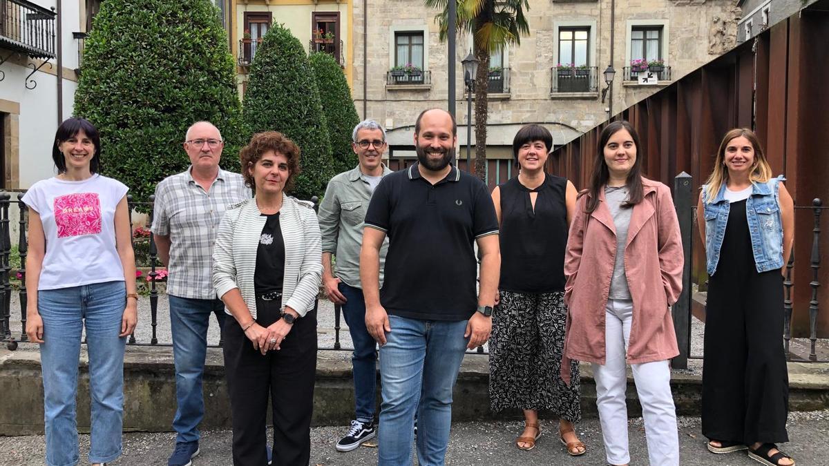 El Gobierno municipal con el alcalde a la cabeza (faltan los ediles Aitor Narbaiza y Aitor Aranzabal).