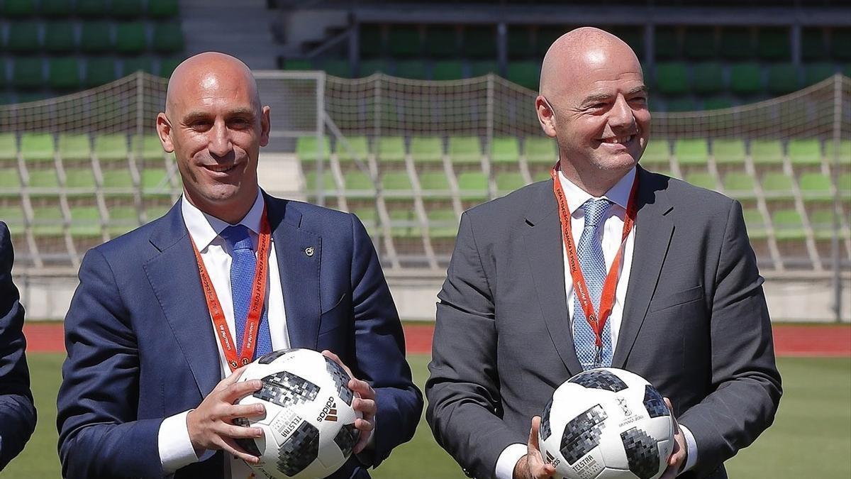 Rubiales (d), junto al presidente de la FIFA, Gianni Infantino