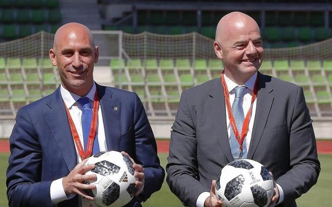 Rubiales (d), junto al presidente de la FIFA, Gianni Infantino