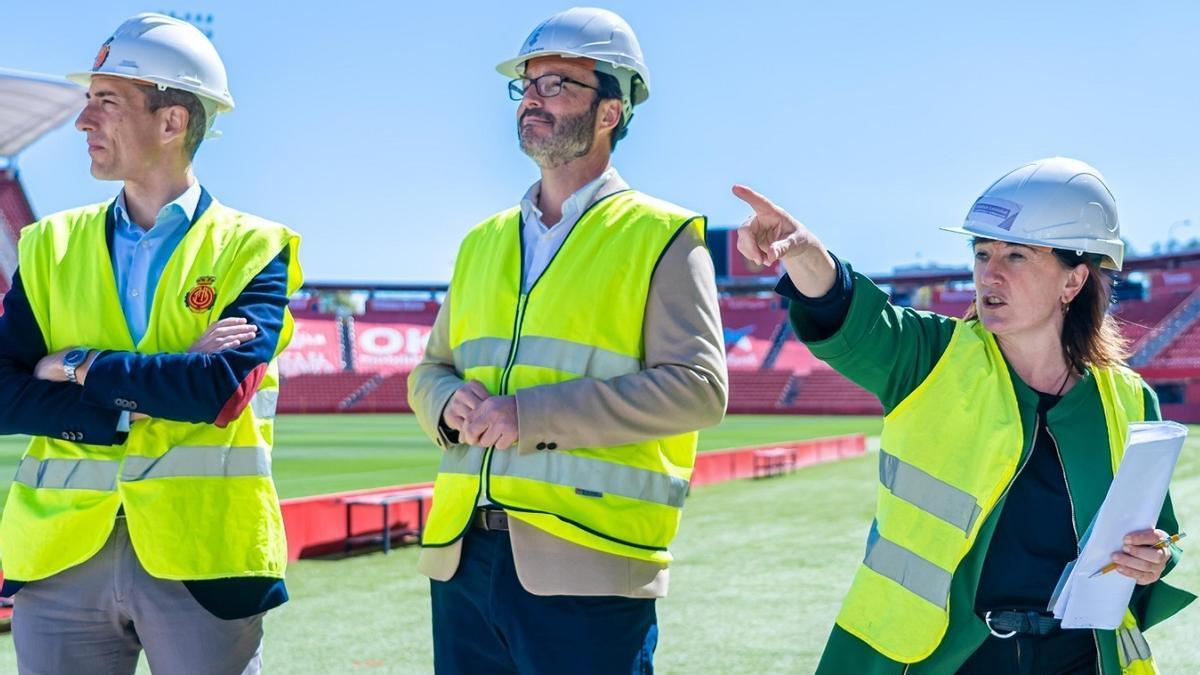 Izaskun Larzabal (derecha), durante una visita junto a Alfonso Díaz (CEO de Negocio del Mallorca) y a José Hila (alcalde de Palma hasta el pasado junio). / RCD MALLORCA