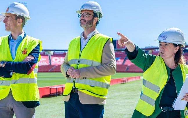 Izaskun Larzabal (derecha), durante una visita junto a Alfonso Díaz (CEO de Negocio del Mallorca) y a José Hila (alcalde de Palma hasta el pasado junio). / RCD MALLORCA