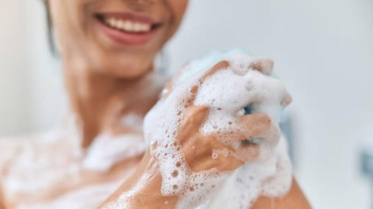 Otro consejo clave de los dermatólogos es adaptar la rutina de ducha al tipo de piel de cada persona.
