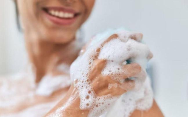 Otro consejo clave de los dermatólogos es adaptar la rutina de ducha al tipo de piel de cada persona.
