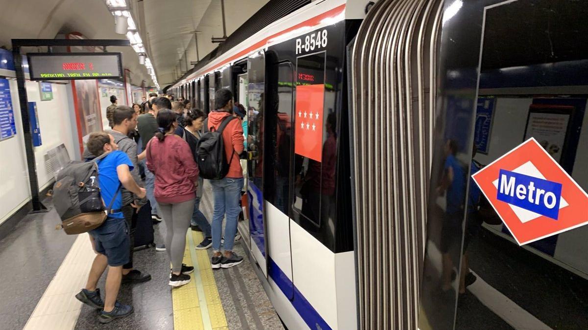 Imagen del vagón de un convoy del Metro de Madrid.