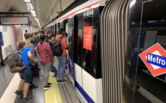 Imagen del vagón de un convoy del Metro de Madrid.
