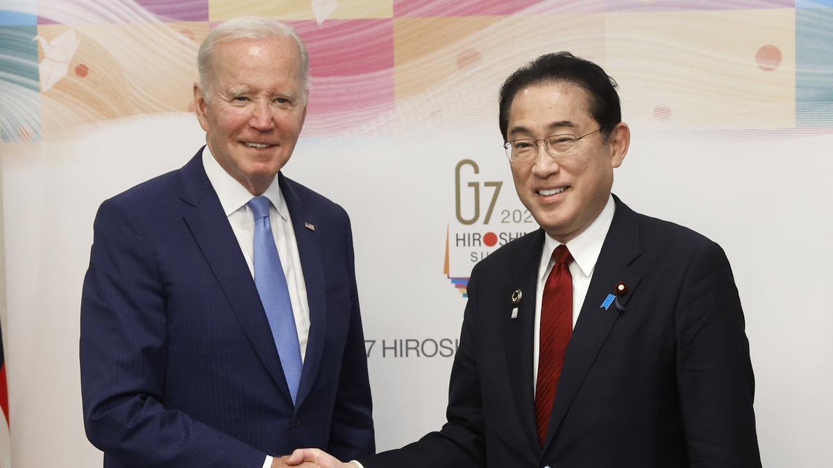 El presidente de EE.UU., Jose Biden, con el primer ministro japonés, Fumio Kishida, a su llegada a Hiroshima.