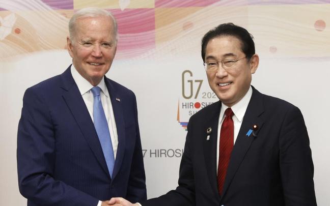 El presidente de EE.UU., Jose Biden, con el primer ministro japonés, Fumio Kishida, a su llegada a Hiroshima. El presidente de EE.UU., Jose Biden, con el primer ministro japonés, Fumio Kishida, a su llegada a Hiroshima.