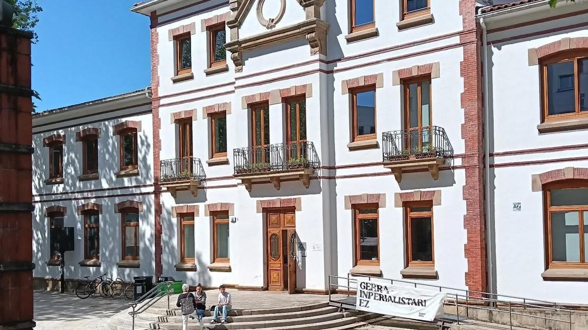 Biteri kultur etxean izango dira mahai-inguruak.