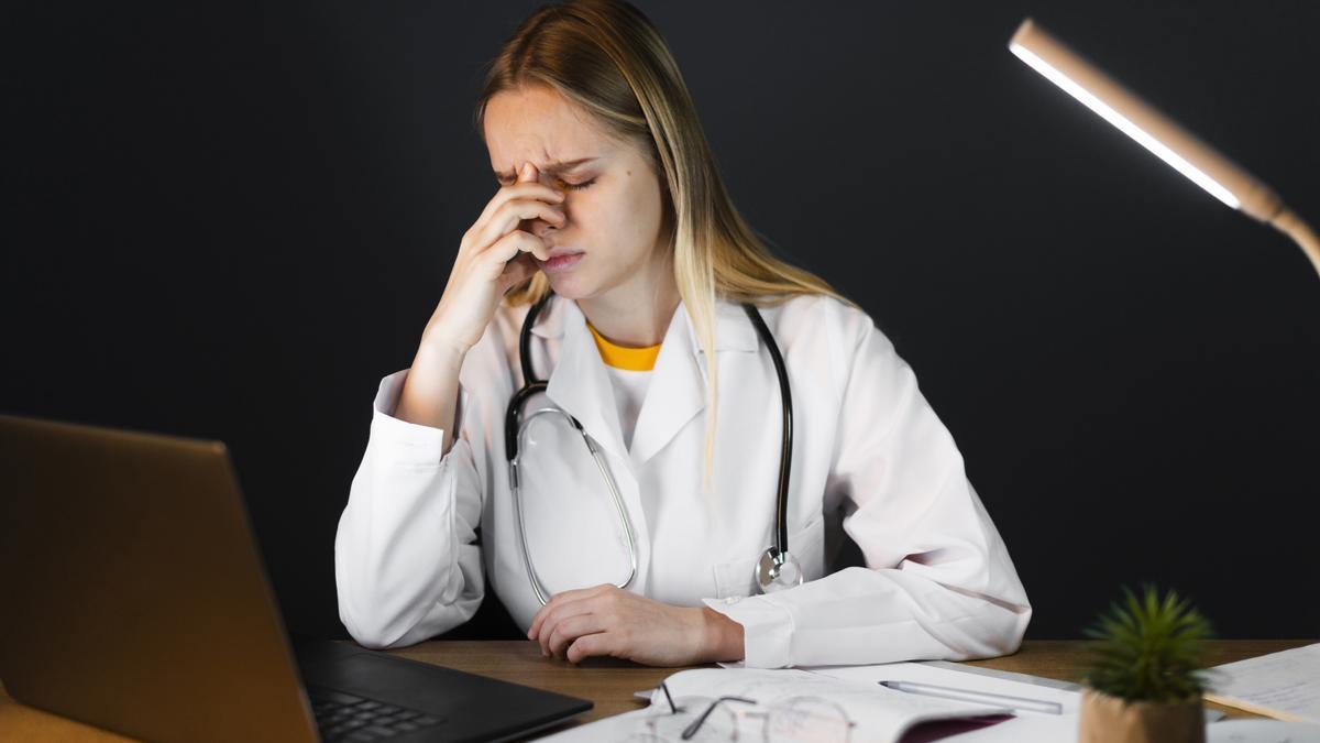 Una doctora acusa el cansancio de una larga jornada de trabajo.