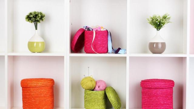 Cestos de rafia en una estantería para guardar cosas.