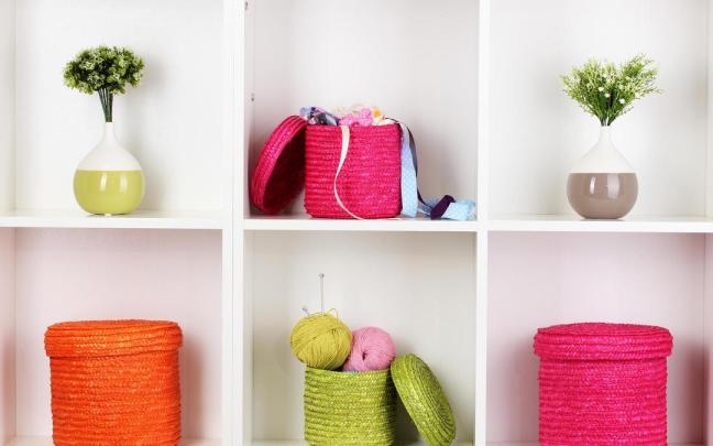 Cestos de rafia en una estantería para guardar cosas.