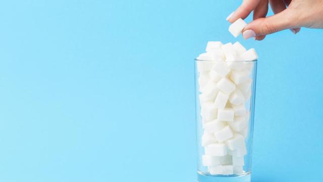 Vaso lleno de azúcar