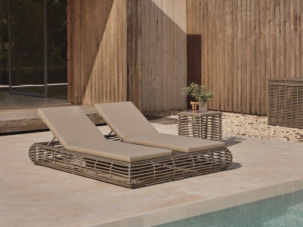 Tumbona de ratán que combina la belleza clásica con un toque de sofisticación.