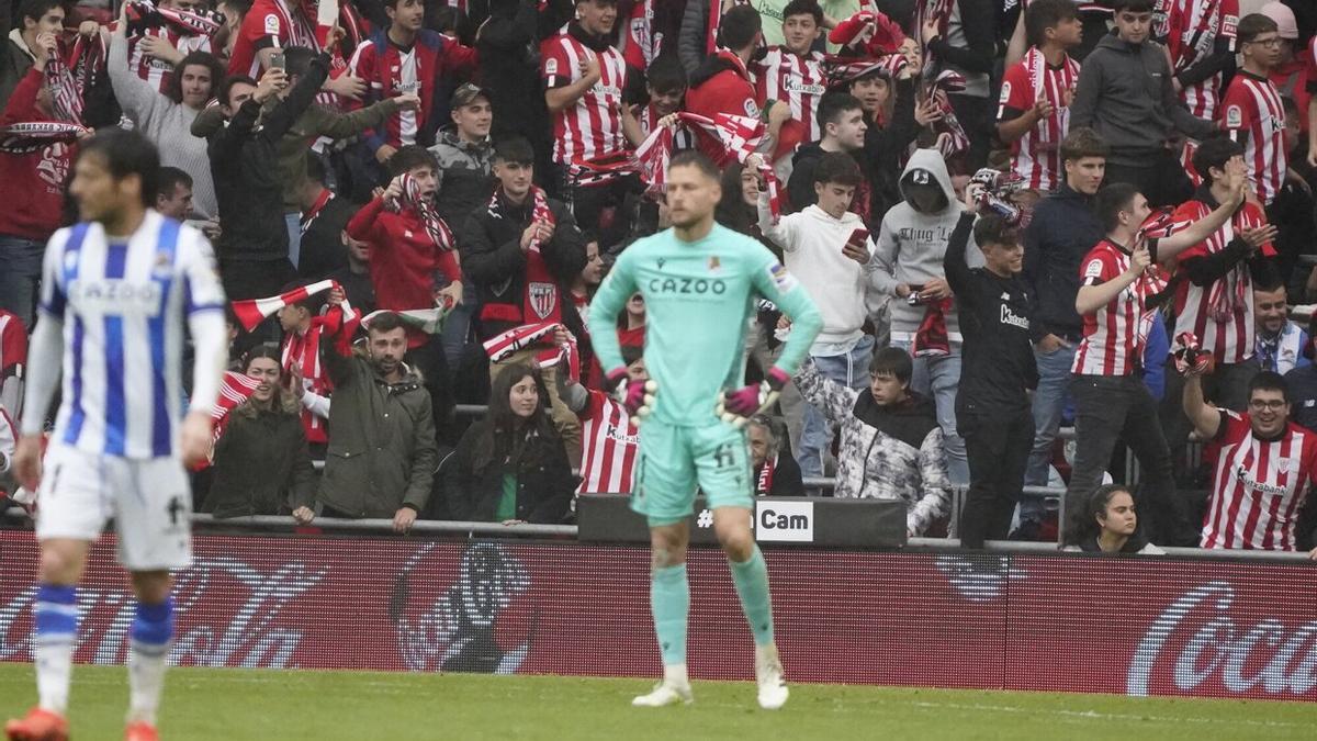 Álex Remiro, tras encajar uno de los goles en San Mamés. / RUBEN PLAZA