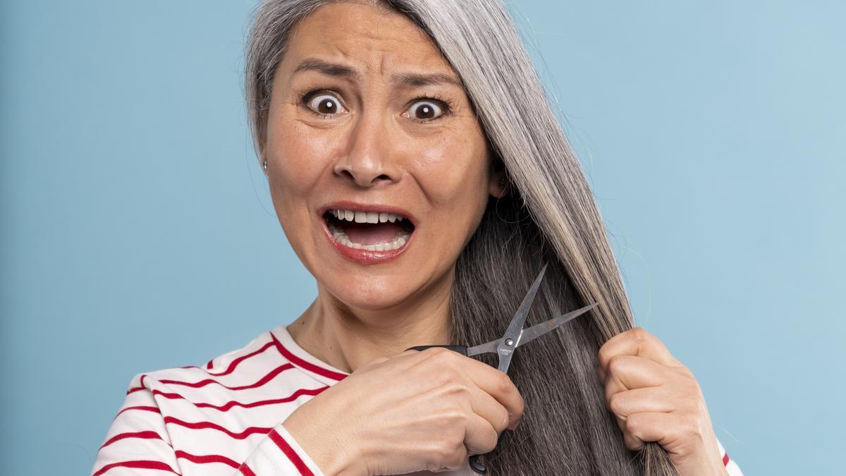 Muchas personas ven en las canas una oportunidad para aceptar su proceso natural de envejecimiento.