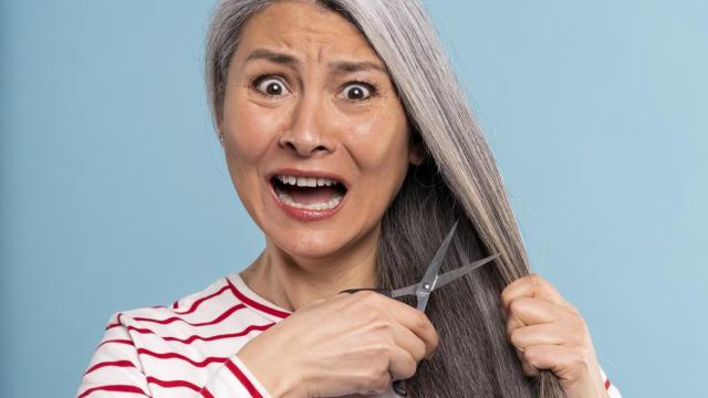 Muchas personas ven en las canas una oportunidad para aceptar su proceso natural de envejecimiento.