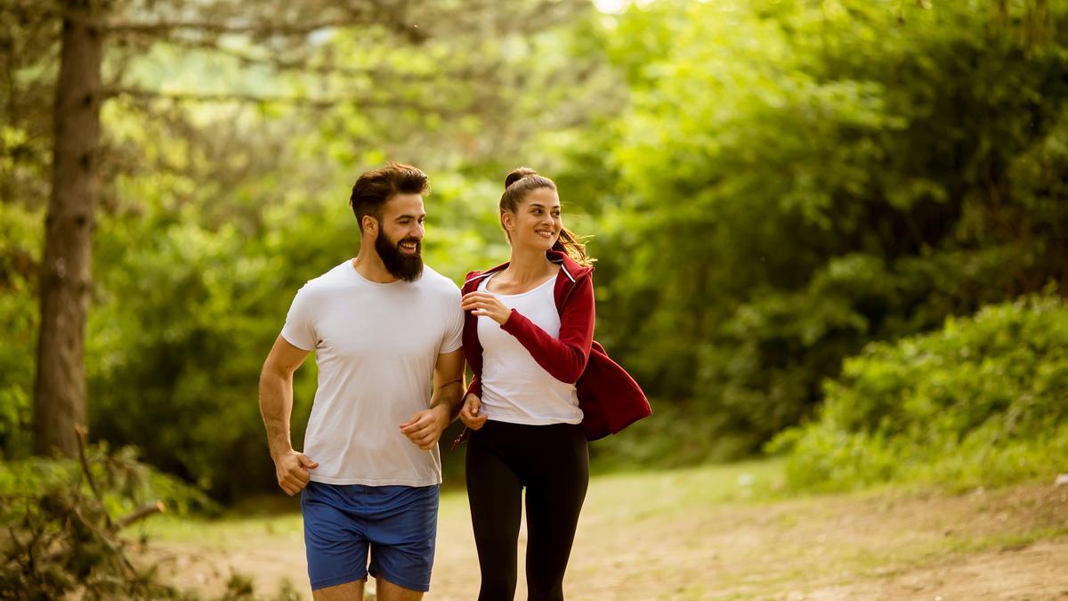 Una pareja da un paseo por el campo.