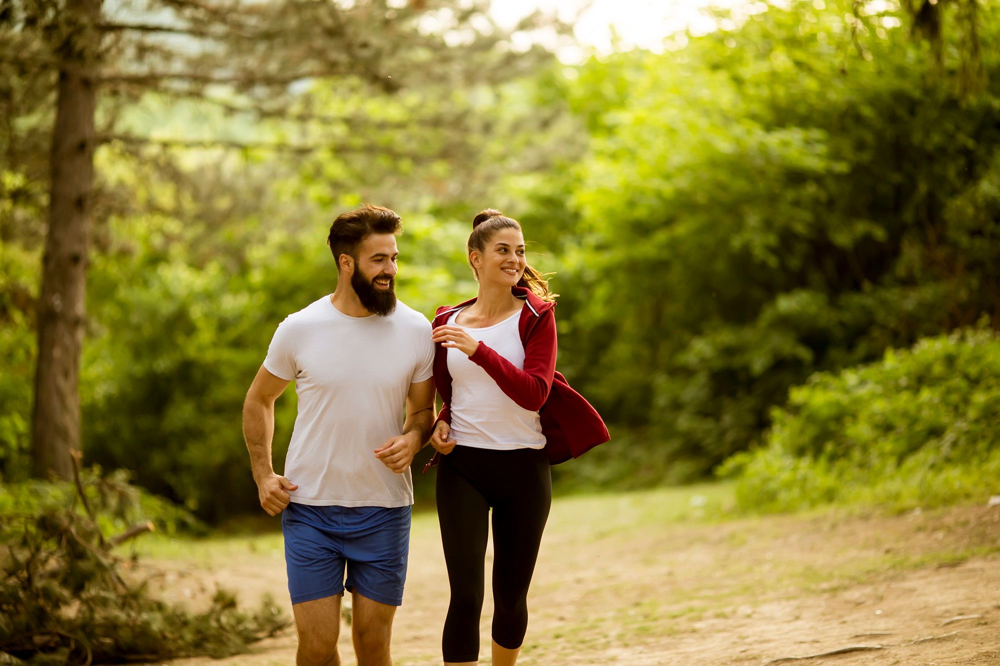 Una pareja da un paseo por el campo.