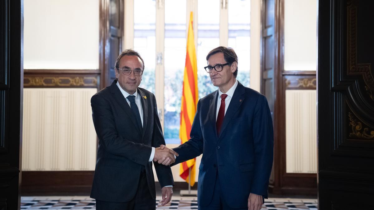 El presidente del Parlament catalán, Josep Rull, y el candidato del PSC a la presidencia de la Generalitat, Salvador, este martes durante la ronda de contactos con los partidos.