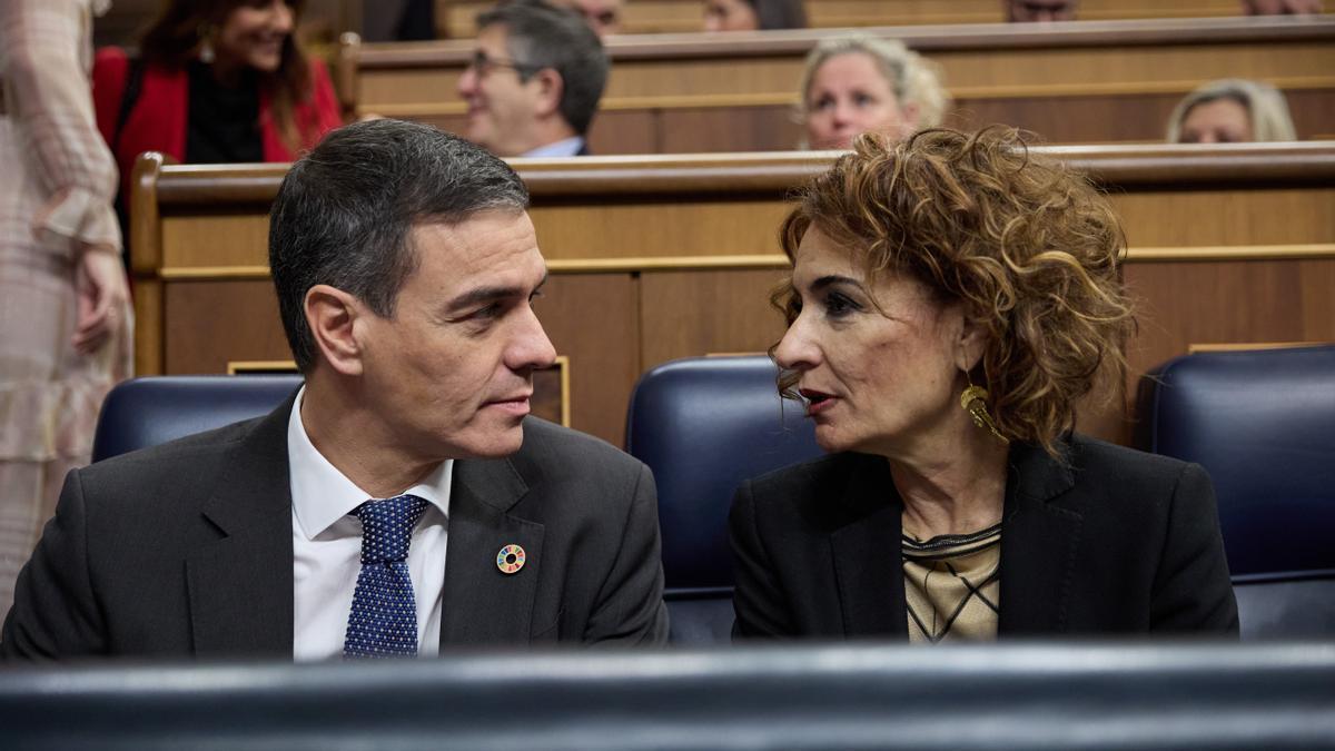 El presidente del Gobierno, Pedro Sánchez y la vicepresidenta primera y ministra de Hacienda, María Jesús Montero