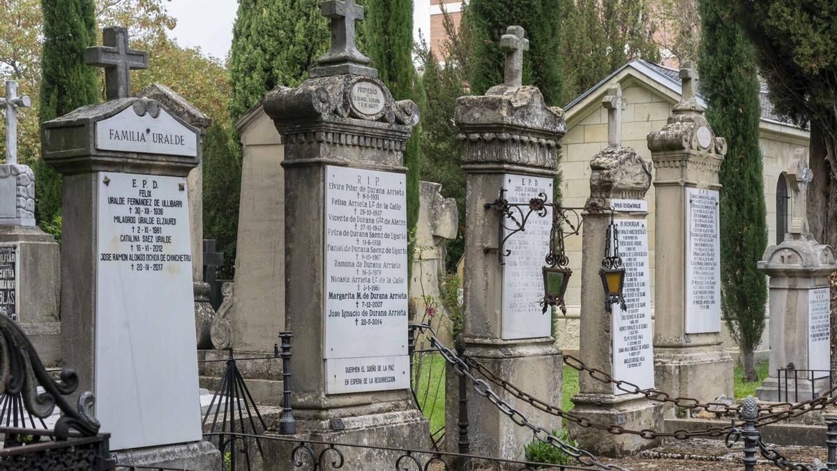 Tumbas en el cementerio de Santa Isabel en Vitoria