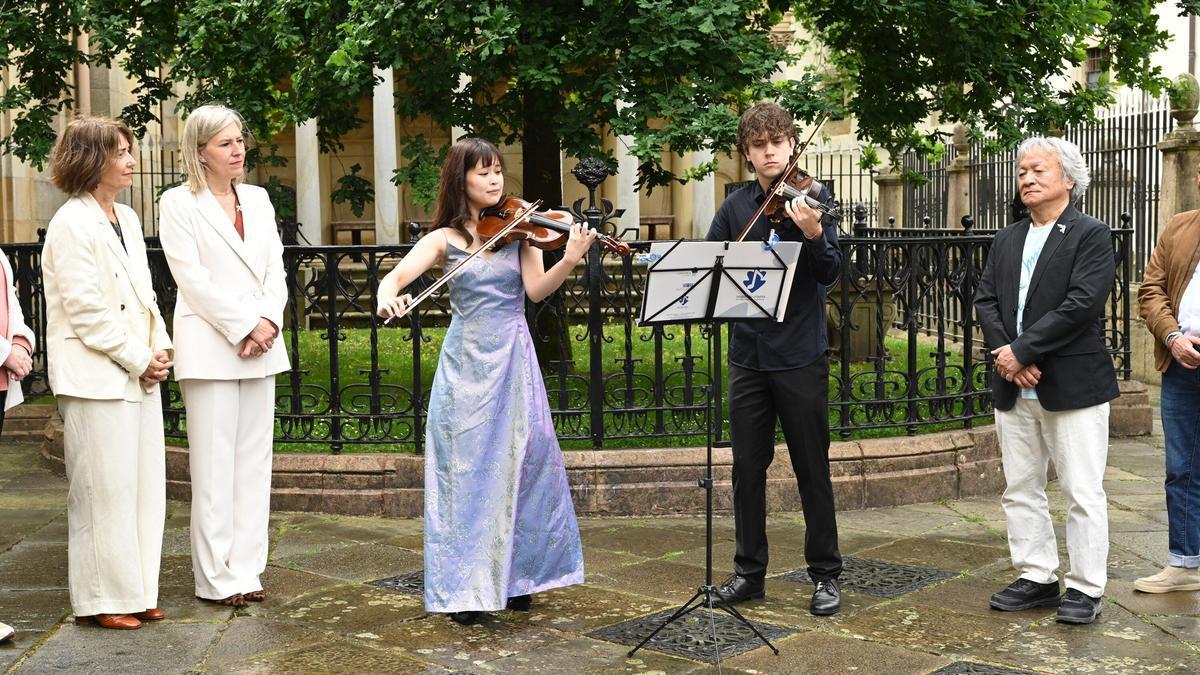 Violines de paz junto al árbol de Gernika