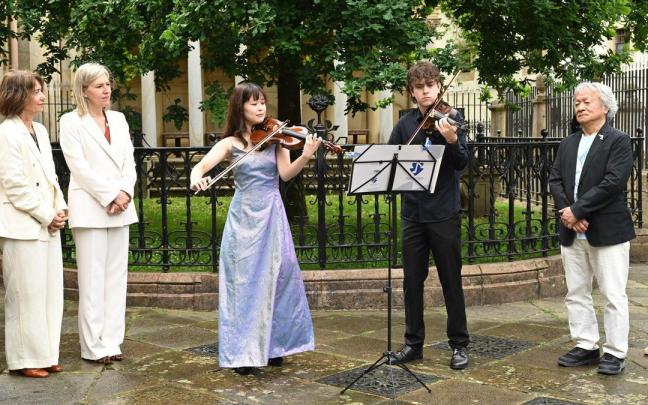 Violines de paz junto al árbol de Gernika