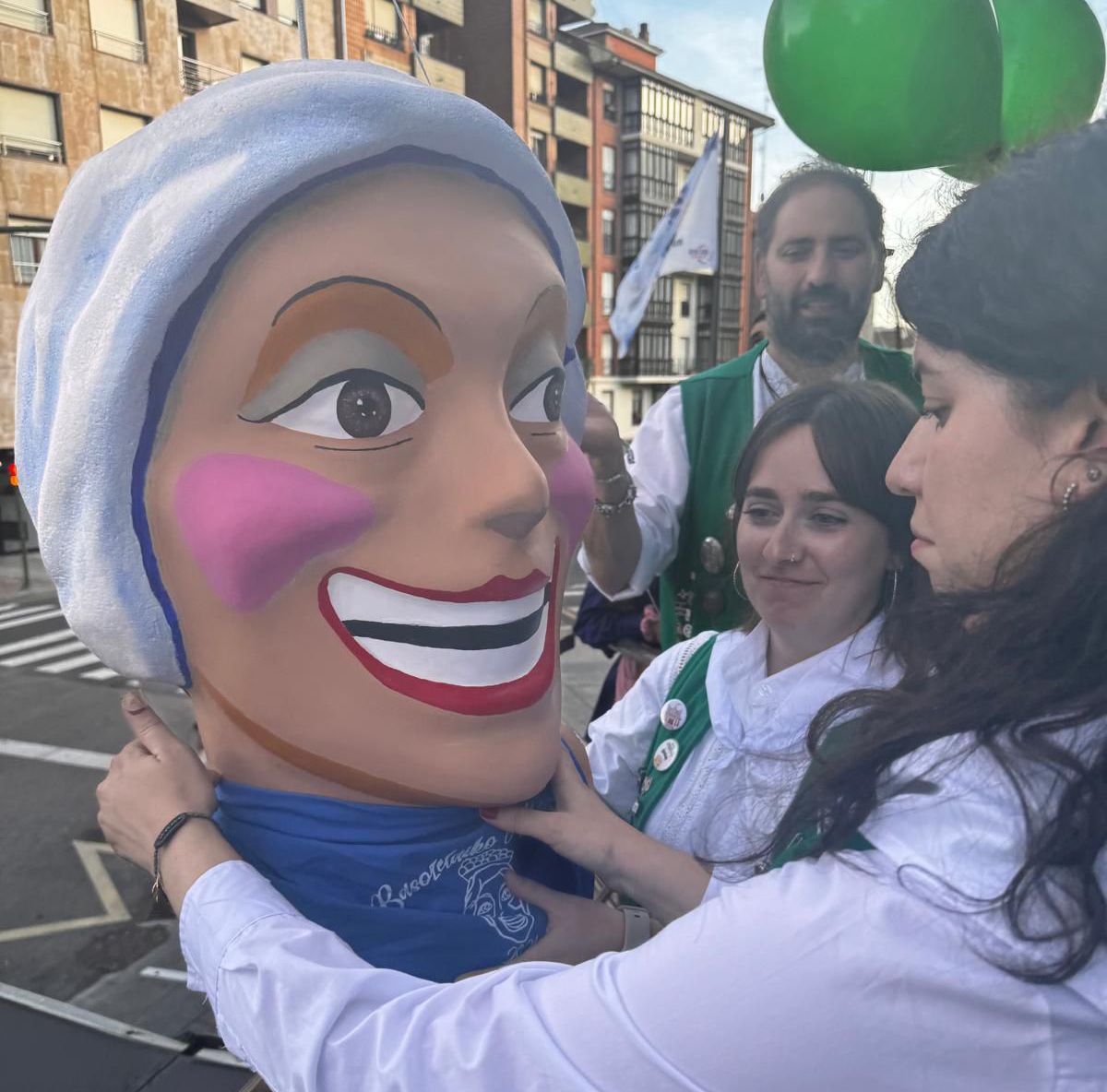 Preparativo para el lanzamiento de la cabeza de la Eskarabilera el pasado 20 de octubre, con la colocacion del pañuelo de la cuadrilla Aldatxa, en la jornada final de las fiestas de San Fausto