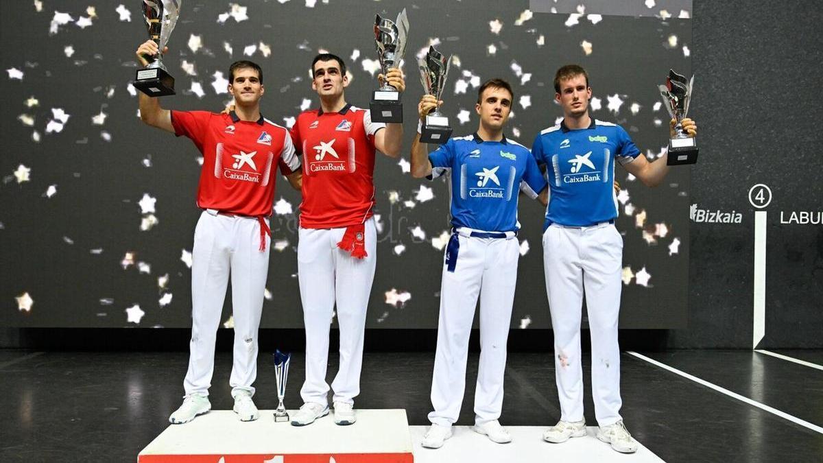 Zabaleta y Ezkurdia, de rojo, posan en el podio junto a Peña y Mariezkurrena.