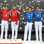 Zabaleta y Ezkurdia, de rojo, posan en el podio junto a Peña y Mariezkurrena.