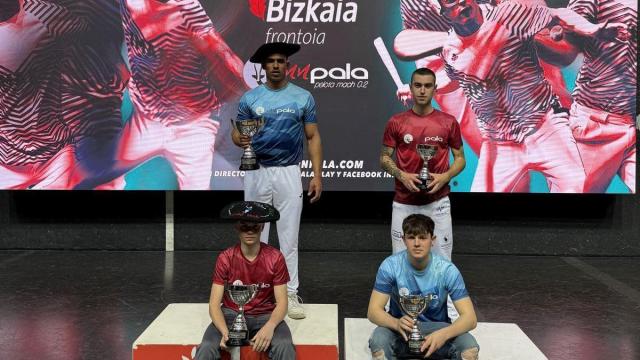 Dariel Cruz y Endika García, en el podio del Bizkaia.
