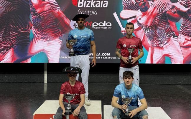 Dariel Cruz y Endika García, en el podio del Bizkaia.