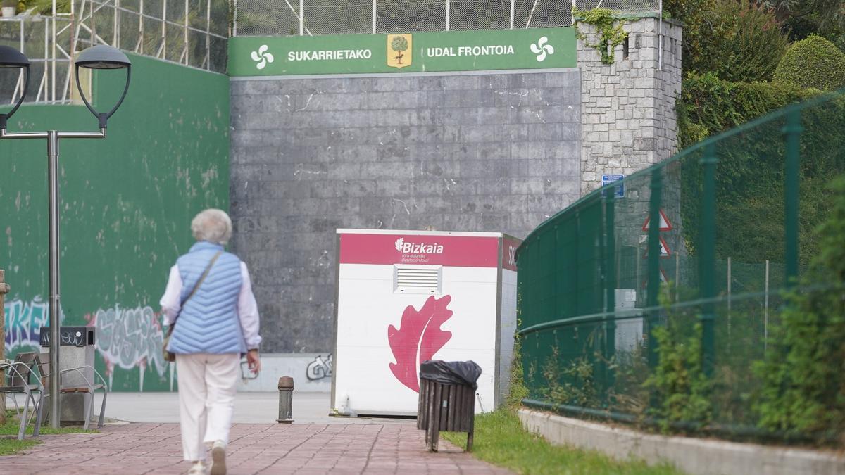Una vecina de Sukarrieta, municipio con la media de edad más alta de Bizkaia, camina en los aledaños del fronton municipal