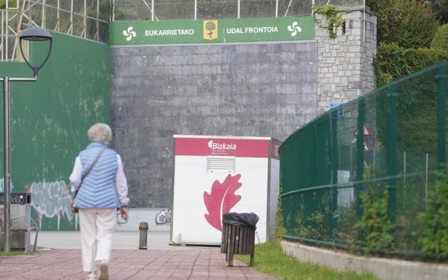 Una vecina de Sukarrieta, municipio con la media de edad más alta de Bizkaia, camina en los aledaños del fronton municipal