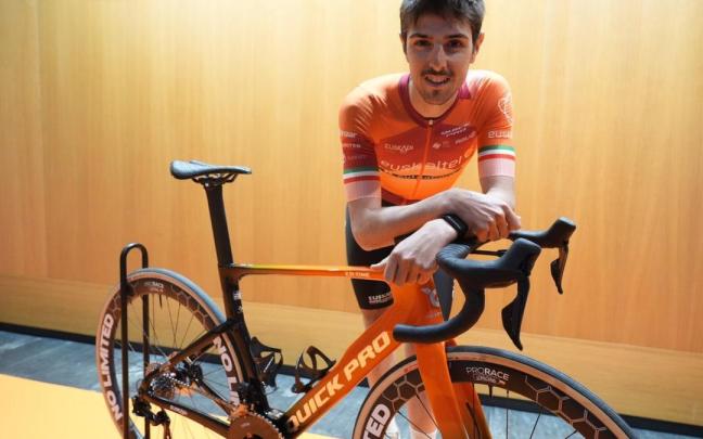 Jokin Murguialday posa durante la presentación del Euskaltel