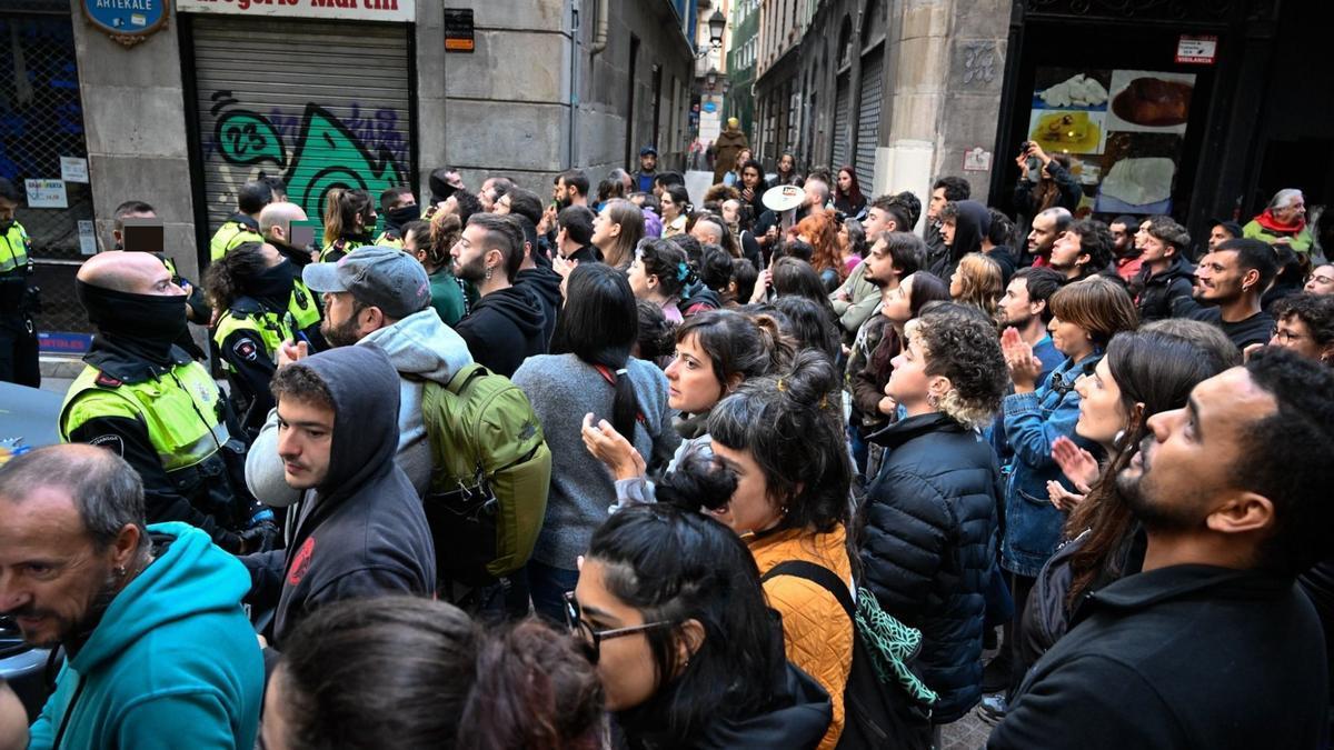 Imagen de manifestantes intentando frenar un desalojo en la calle Artekale.