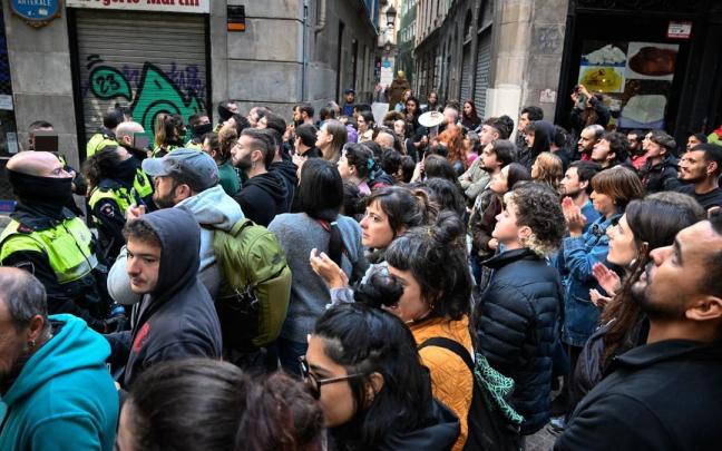 Imagen de manifestantes intentando frenar un desalojo en la calle Artekale.