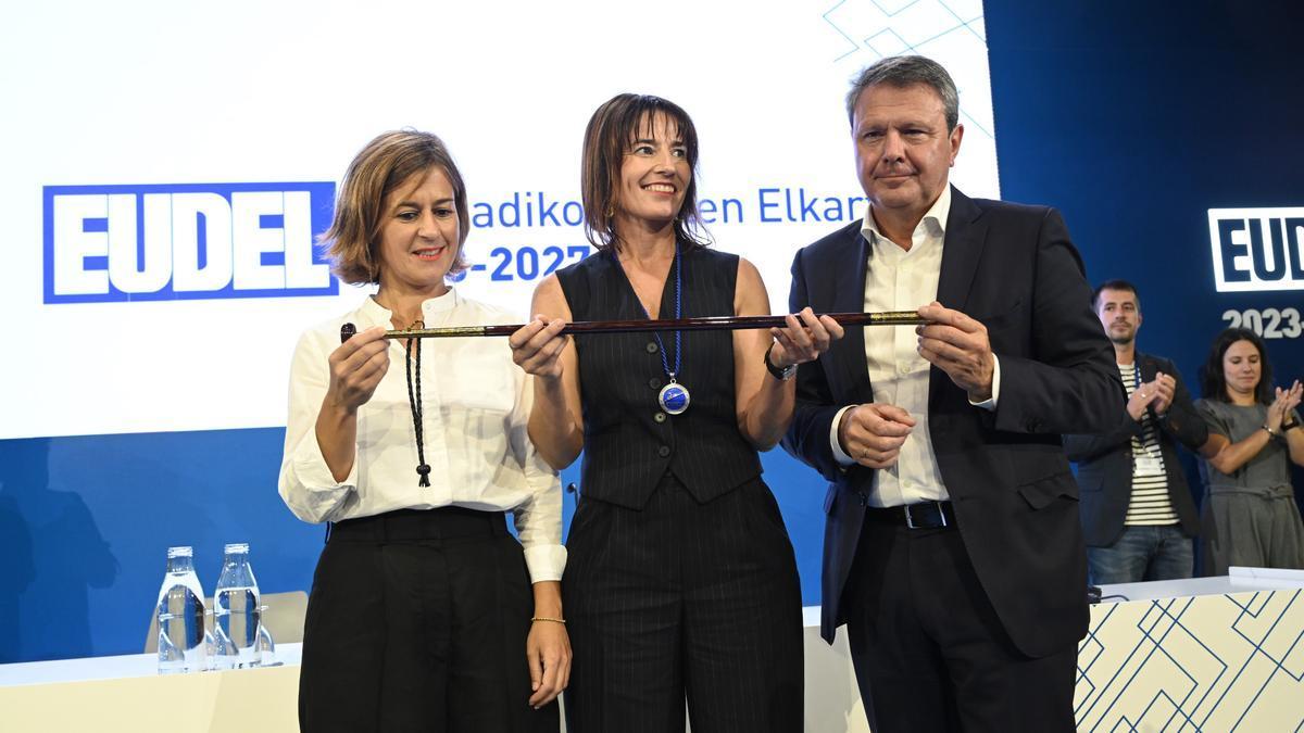 La vicepresidenta de Eudel, Nagore Alkorta, la presidenta de Eudel, Esther Apraiz, y el vicepresidente de la entidad, José Antonio Santano.