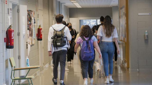 Un grupo de estudiantes entra a un aula de la Facultad de Ciencias de la Universidad de Girona. Un grupo de estudiantes entra a un aula de la Facultad de Ciencias de la Universidad de Girona.