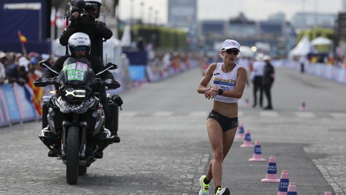 María Pérez lidera en solitario el último tramo del maratón mixto de marcha.