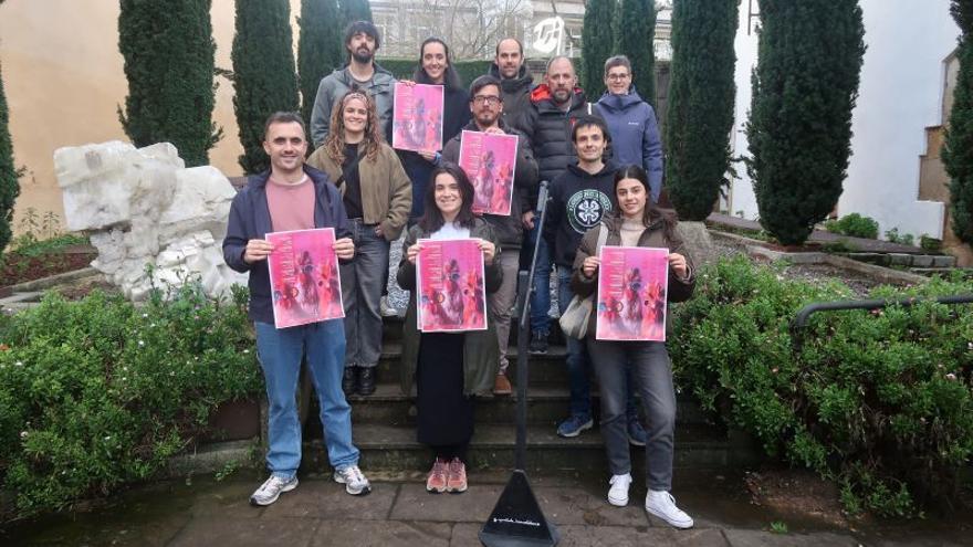 Urretxu eta Zumarragako bertso eskolako kideak, txapelketan parte hartuko duten legazpiarrekin.