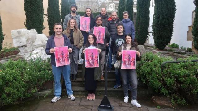 Urretxu eta Zumarragako bertso eskolako kideak, txapelketan parte hartuko duten legazpiarrekin.