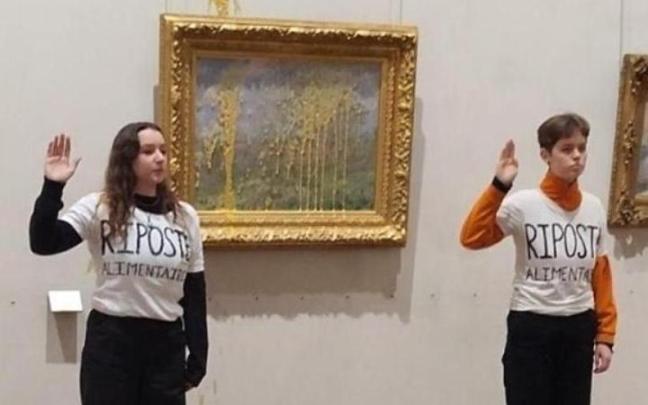 Las activistas junto al cuadro de Monet.