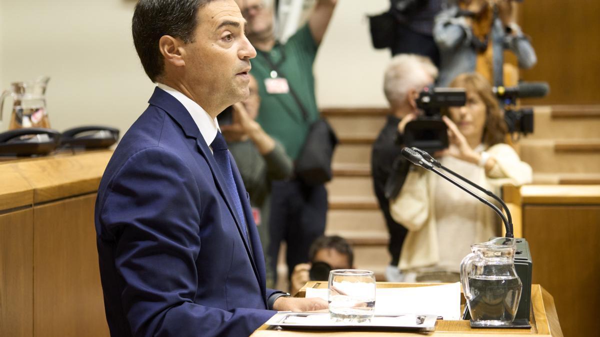 El lehendakari, Imanol Pradales, interviene durante un pleno en el Parlamento vasco.