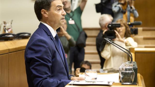 El lehendakari, Imanol Pradales, interviene durante un pleno en el Parlamento vasco.