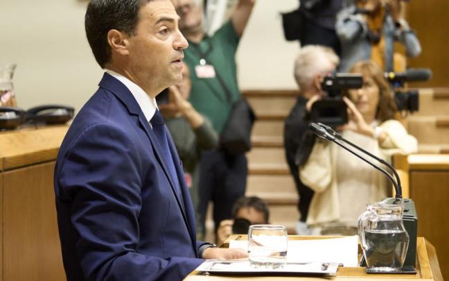 El lehendakari, Imanol Pradales, interviene durante un pleno en el Parlamento vasco.